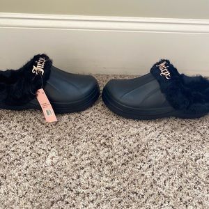 Never worn juicy couture black crocks with fur.